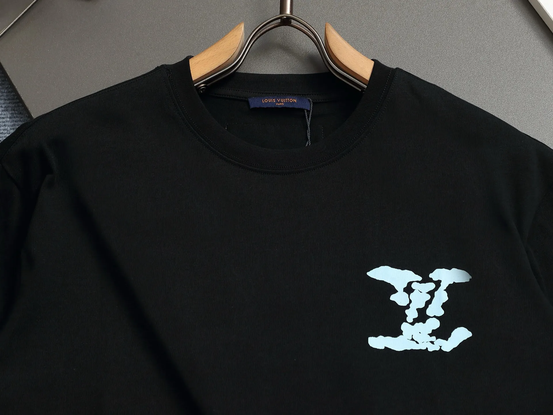 🅿️170 LouisVuitton/Louis Vuitton Foam printed T-shirt short sleeves High quality🔥High version Super iconic brand logo printing pattern The original printing is reproduced one to one, using imported puree and graffiti craftsmanship. The fabric is made of pure combed cotton. It is fresh and comfortable to match with sports shoes. Suitable for shopping and dating. When layered, it looks like a blogger. Low-key and tasteful. Original fabric 260g double yarn with high weight, 100% combed cotton, custom-woven and dyed with no color difference, no pressure in and out of the counter, through-shoulder strapping process, increased washing life of clothes, no deformation, high version digital printing process, no fading, bright colors, the same style as Internet celebrity stars, regardless of age, body shape or gender, super eye-catching, very fashionable ❤️❤️, very comfortable in hand, super texture, fashionable and individual, super versatile and good-looking, a must-have for everyone Better match for couples. Hang tag, collar label, washed wheat, all three labels are complete! ! Loose fit, same style for men and women Color: black/white/color blue Size: XS S M L